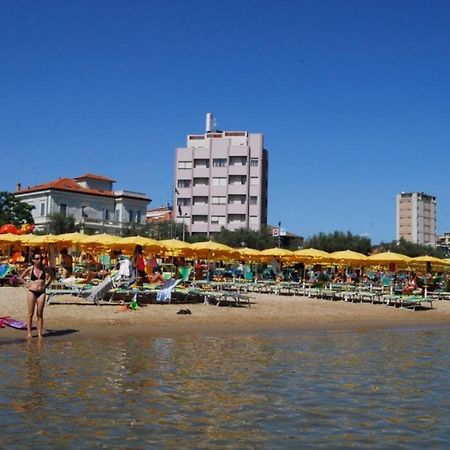 Hotel Bristol Pesaro Bagian luar foto