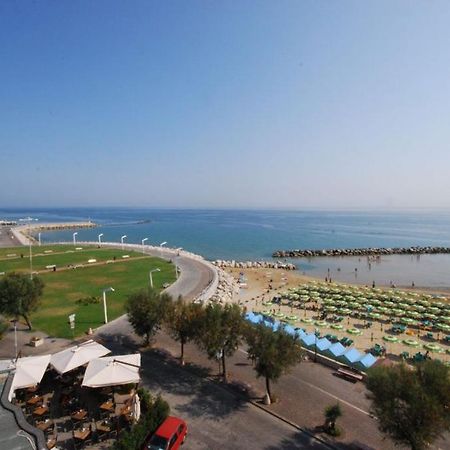 Hotel Bristol Pesaro Bagian luar foto