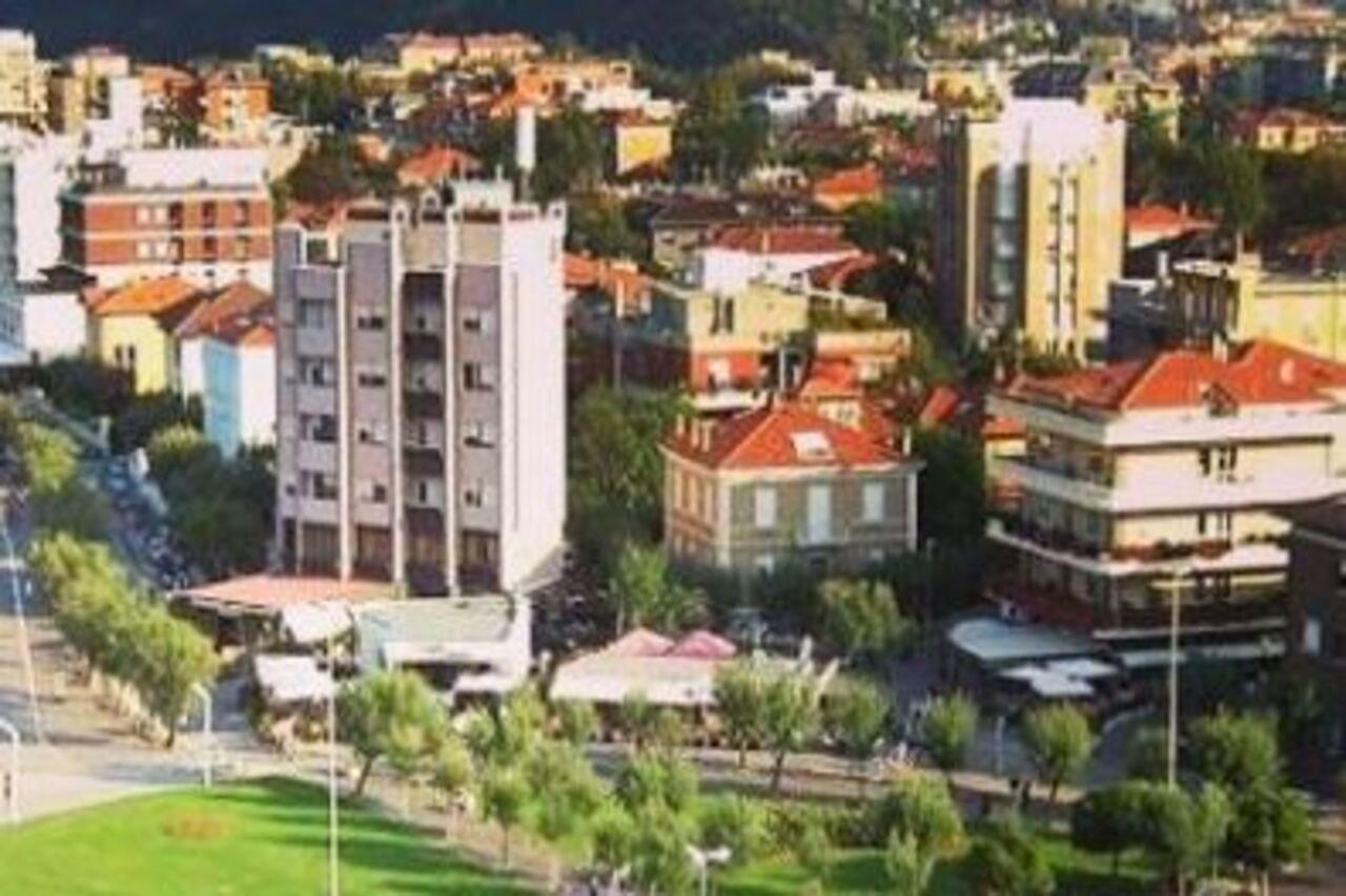 Hotel Bristol Pesaro Bagian luar foto