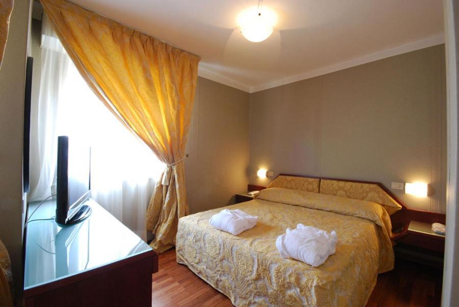Hotel Bristol Pesaro Bagian luar foto