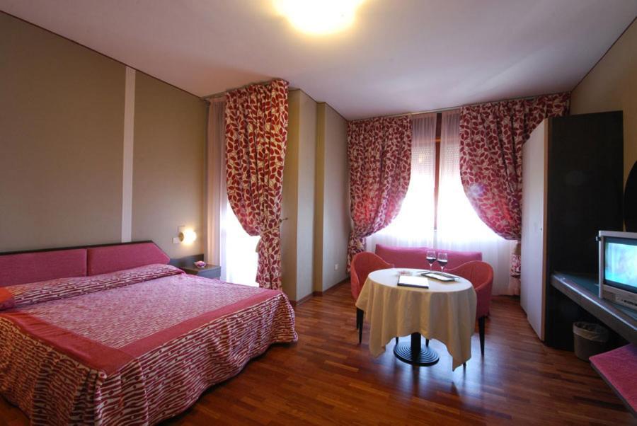 Hotel Bristol Pesaro Bagian luar foto