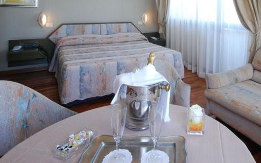 Hotel Bristol Pesaro Bagian luar foto