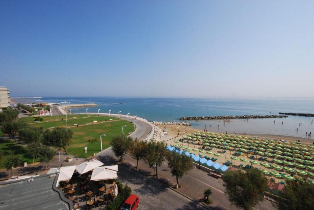 Hotel Bristol Pesaro Bagian luar foto