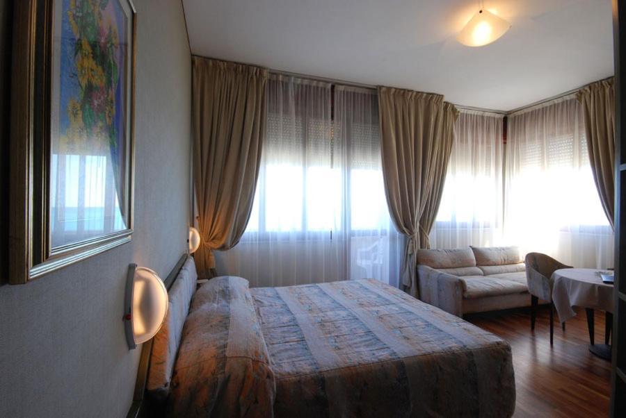 Hotel Bristol Pesaro Bagian luar foto