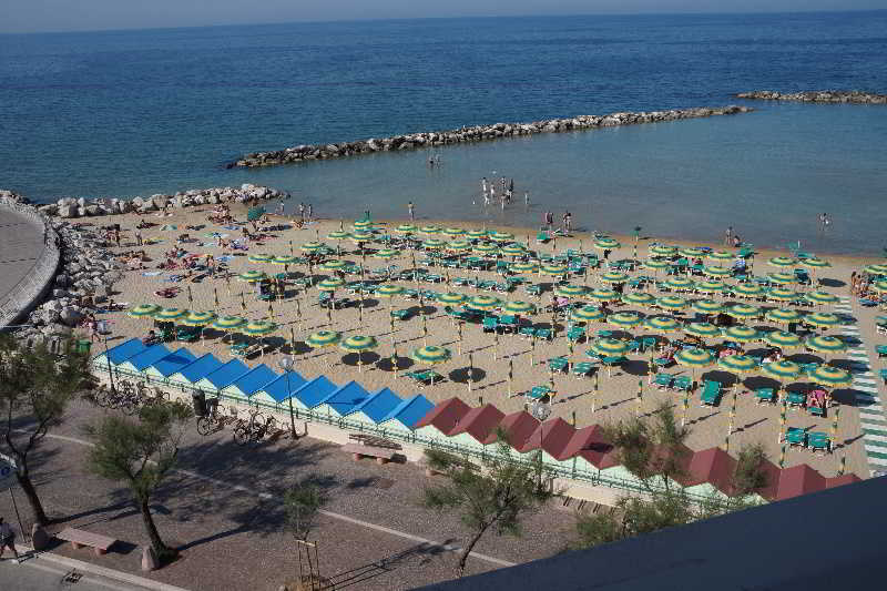 Hotel Bristol Pesaro Bagian luar foto