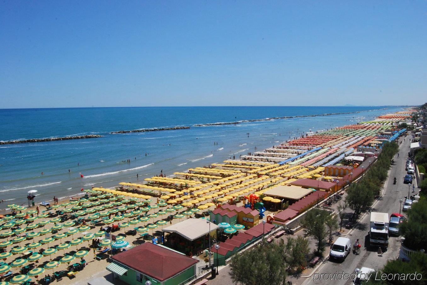 Hotel Bristol Pesaro Bagian luar foto