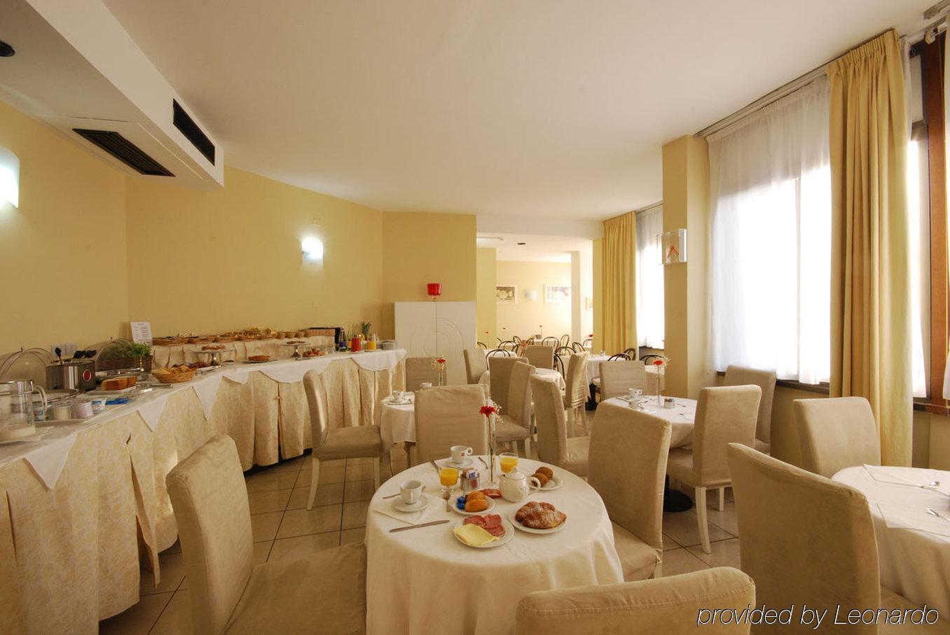 Hotel Bristol Pesaro Bagian luar foto