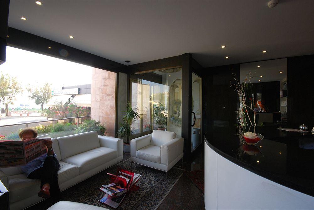 Hotel Bristol Pesaro Bagian luar foto