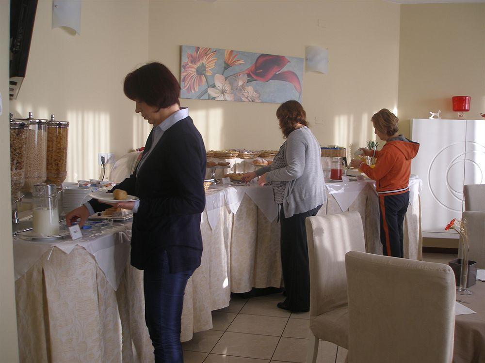 Hotel Bristol Pesaro Bagian luar foto