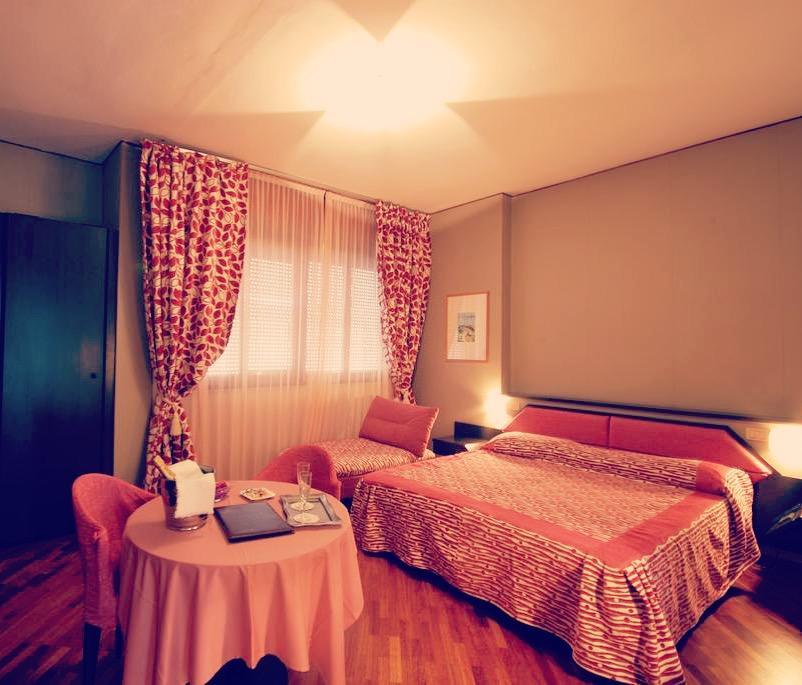 Hotel Bristol Pesaro Bagian luar foto