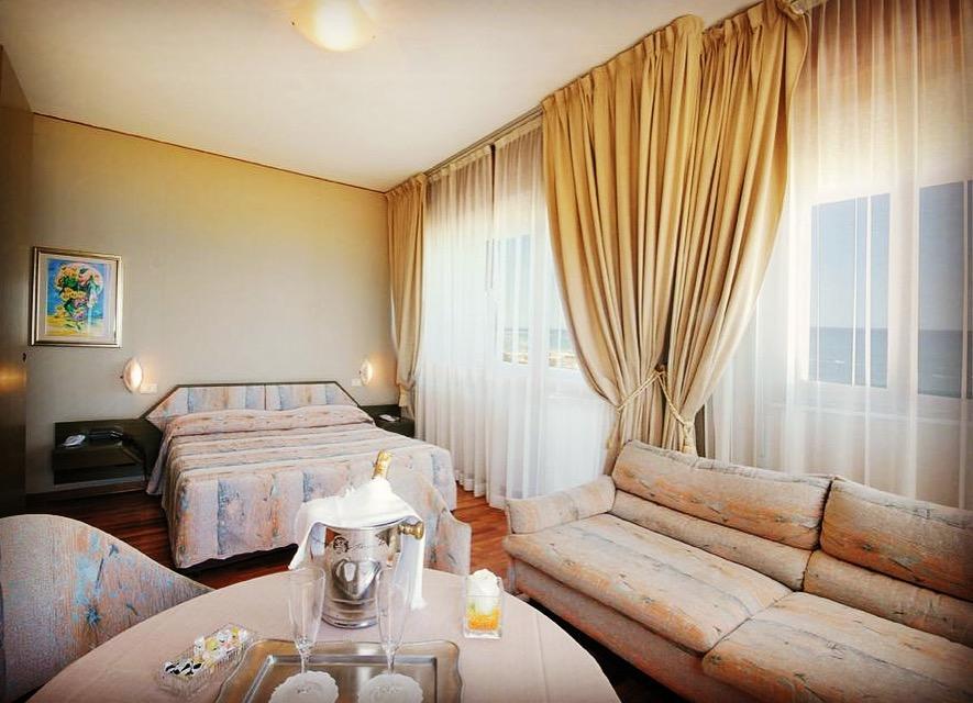 Hotel Bristol Pesaro Bagian luar foto