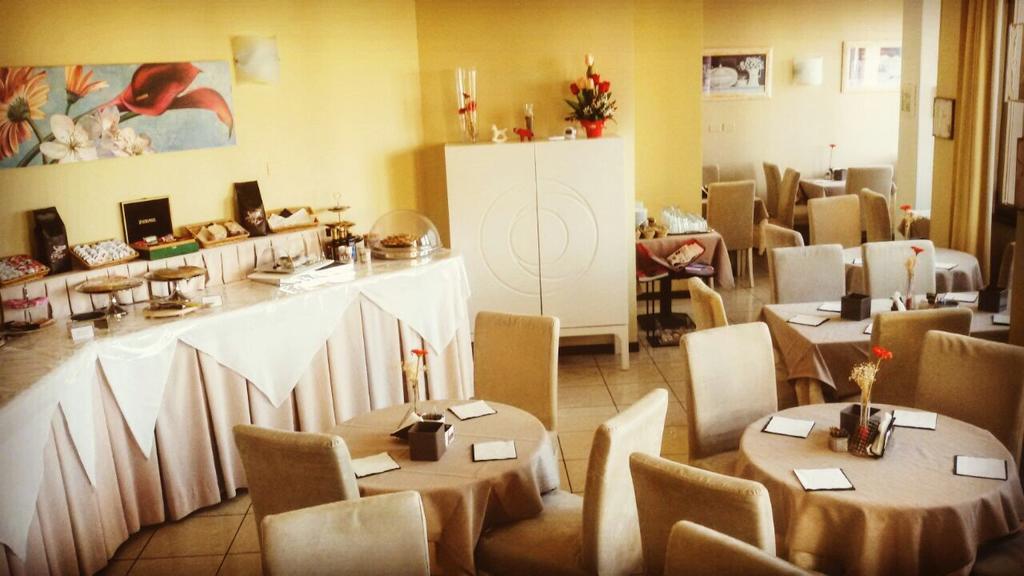 Hotel Bristol Pesaro Bagian luar foto