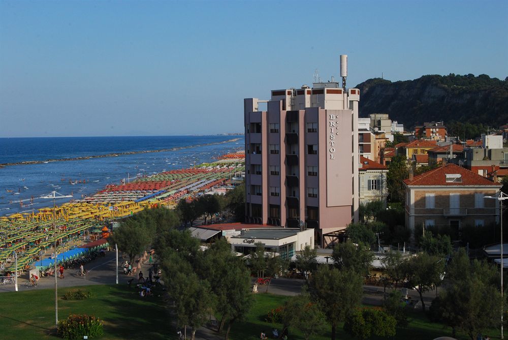 Hotel Bristol Pesaro Bagian luar foto