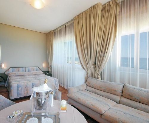 Hotel Bristol Pesaro Bagian luar foto