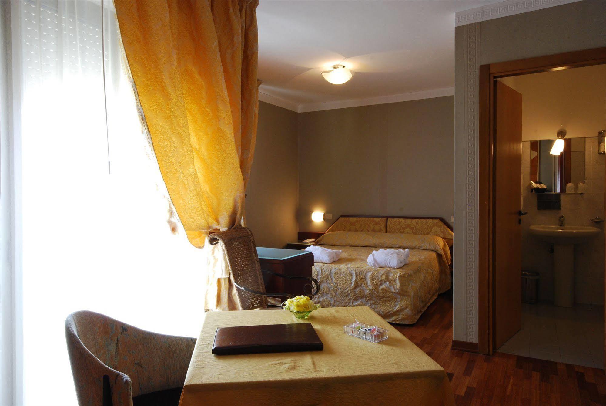 Hotel Bristol Pesaro Bagian luar foto