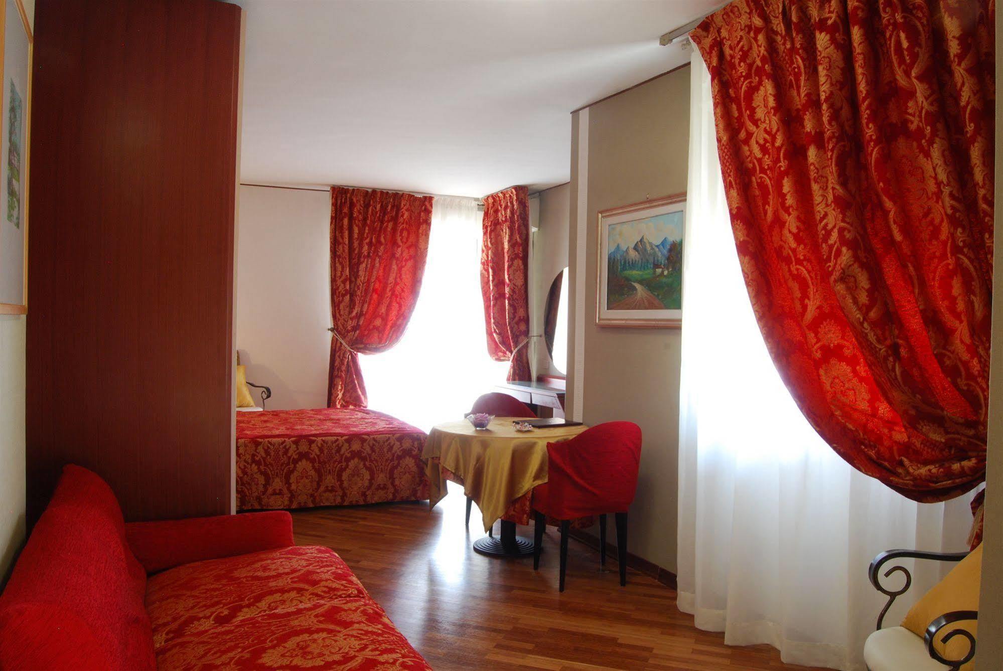 Hotel Bristol Pesaro Bagian luar foto