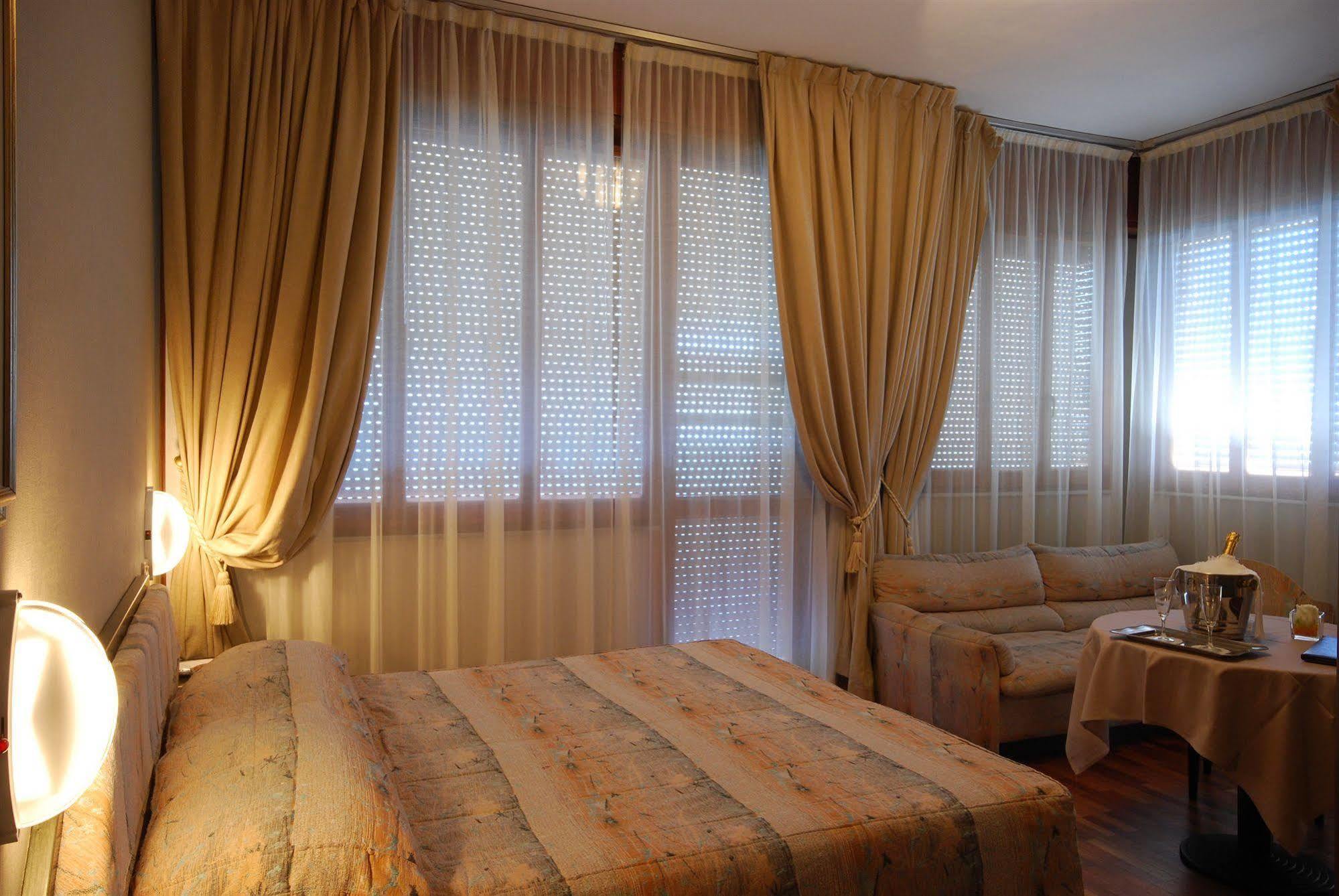 Hotel Bristol Pesaro Bagian luar foto