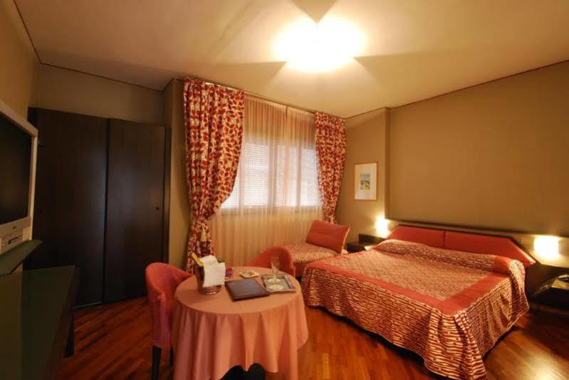 Hotel Bristol Pesaro Bagian luar foto